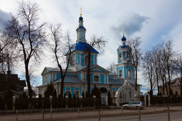 古老的东正教教堂 蓝色的墙壁和圆顶与多云的天空相映成趣 — 图库照片