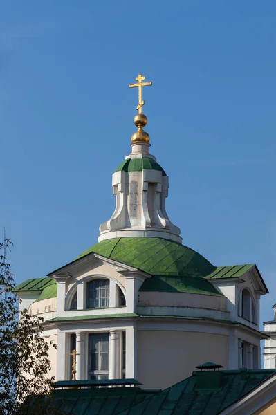 Купол Православной Церкви Зеленой Крышей Золотыми Крестами Ясном Голубом Небе — стоковое фото