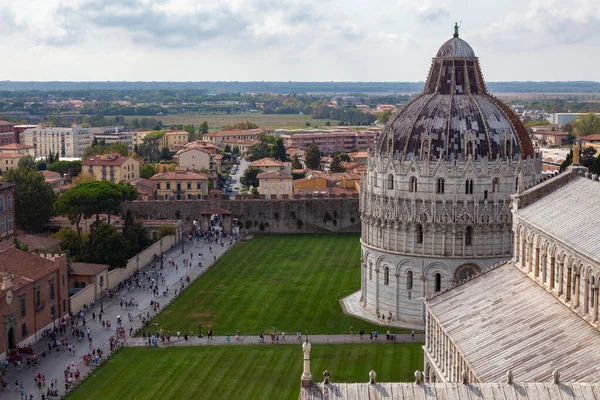 Pisa Talya Kentindeki Pisa Katedrali Yakınında Yürüyen Turistler Görülüyor — Stok fotoğraf