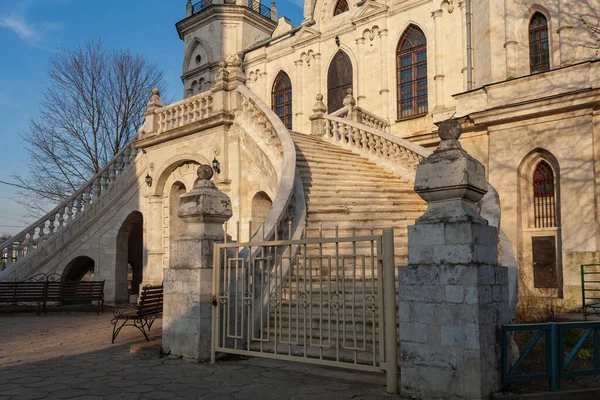 Фрагмент Фасада Старой Православной Церкви Живописной Арочной Лестницей — стоковое фото