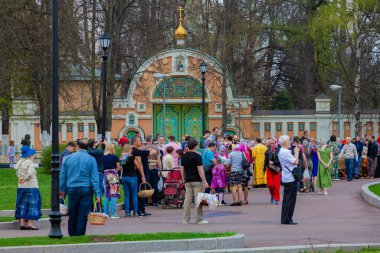Cemaat üyeleri Paskalya arifesinde yemek ayini yapmak için kilisenin etrafında toplandı.