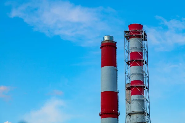 Çizgili Kırmızı Beyaz Fabrika Bacası Açık Bulutlu Mavi Gökyüzüne Karşı — Stok fotoğraf