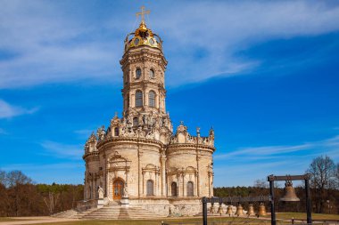 Dubrovitsy 'deki Kutsal Bakire Meryem Kilisesi (Rusya). XVII. Yüzyılın sonlarına doğru kilise mimarisinin en sıra dışı eserlerinden biri..