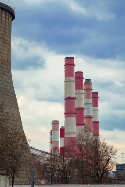 Dört Çizgili Fabrika Borusu Bulutlu Bir Gökyüzüne Karşı Bir Sırada — Stok fotoğraf