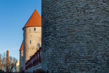 Tallinn 'de (Estonya) üç gözetleme kulesi bulunan kale duvarının parçası)