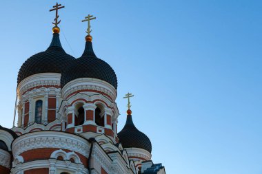 Tallinn 'deki (Estonya) Alexander Nevsky Kilisesi' nin kubbeleri mavi gökyüzüne karşı