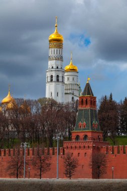 Moskova Kremlin bölgesindeki Büyük Çan Kulesi 'nin manzarası.