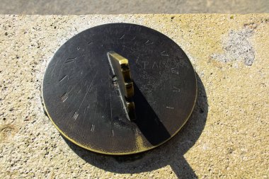 Çevirmede Roma Rakamlarıyla Antik Bronz Güneş Saati