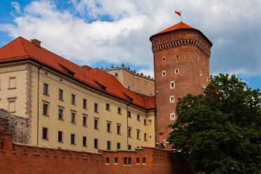 Krakow 'da (Polonya) bir gözetleme kulesi bulunan kraliyet kalesinin kale duvarının bir parçası.)