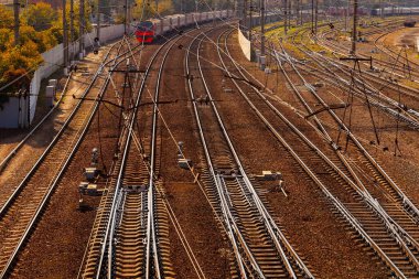 Uzağa giden bir sürü tren yolu var ve biri boyunca giden bir elektrikli tren.