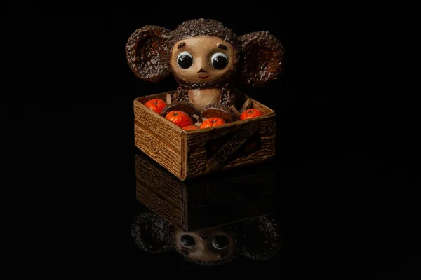 Juguete Infantil Cheburashka Sienta Una Caja Con Naranjas —  Fotos de Stock