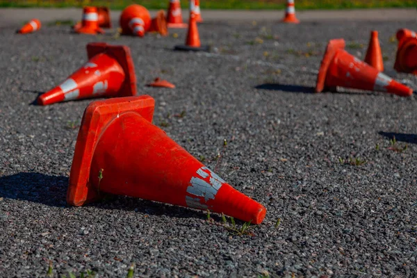 Antigos Cones Laranja Estão Espalhados Asfalto — Fotografia de Stock