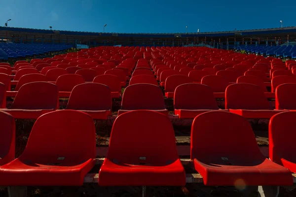 放棄されたサッカースタジアムの古いほこりっぽい椅子が列に並んで立っています — ストック写真