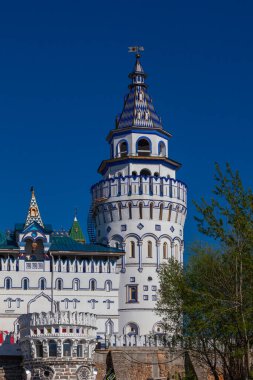 Peri masalı şatosunun bir parçası. Yüksek bir kulesi ve güzel bir çatısı var.