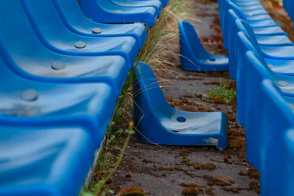 競技場の壊れたプラスチックシートが地面に横たわっている — ストック写真