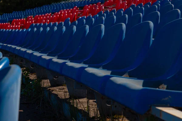 古いプラスチック製の椅子はスタジアムの列に立っています — ストック写真