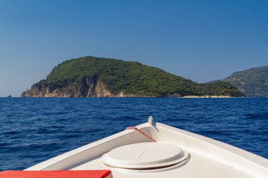 Beyaz bir tekne, Yunanistan 'ın Zakynthos adasının yanındaki 