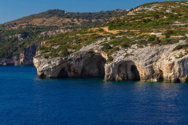 Yunan adası Zakynthos 'un kıyısındaki mağaraların manzarası