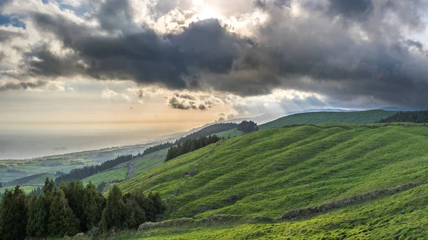 Bulutlar Azores yeşil tepelerin üstünde