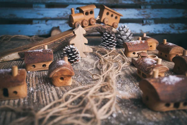Pueblo de madera en miniatura con río de hilos — Foto de Stock