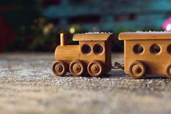 Игрушечный рождественский поезд на фоне старинного винтажного боа — стоковое фото
