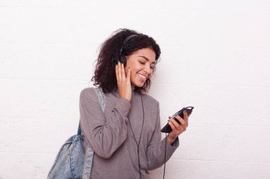 Müzik ve beyaz bir arka plan üzerinde dans afro saç listining ile güzel kadın