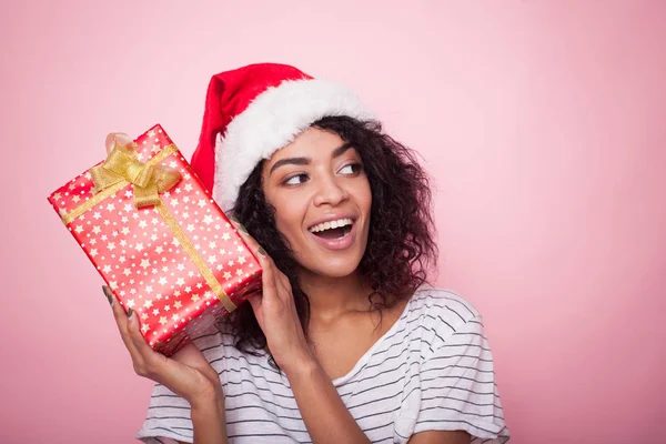 Mujer afroamericana en sombrero de santa celebrando la Navidad con cajas de regalo —  Fotos de Stock