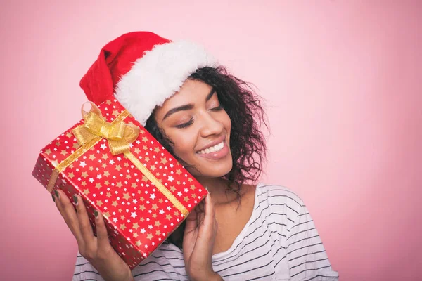 Mujer afroamericana en sombrero de santa celebrando la Navidad con cajas de regalo —  Fotos de Stock