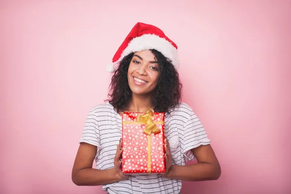 Mujer afroamericana en sombrero de santa celebrando la Navidad con cajas de regalo —  Fotos de Stock