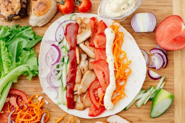 Shawarma. Tavuk shawarma hazırlama süreci.