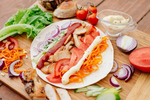 Shawarma. Tavuk shawarma hazırlama süreci.