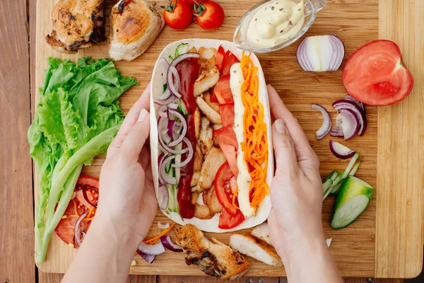 Shawarma. Tavuk shawarma hazırlama süreci.