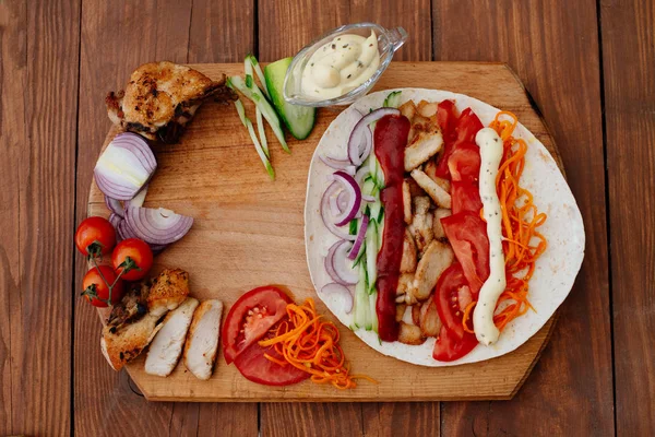 Shawarma. Tavuk shawarma hazırlama süreci.