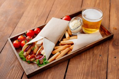 Shawarma bir tepsi.