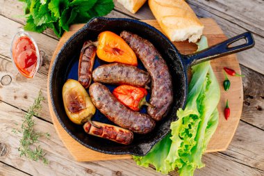 Oktoberfest. Kızarmış kuzu sosis