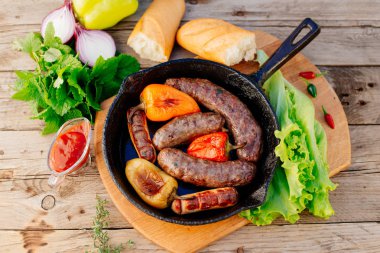 Oktoberfest. Kızarmış kuzu sosis