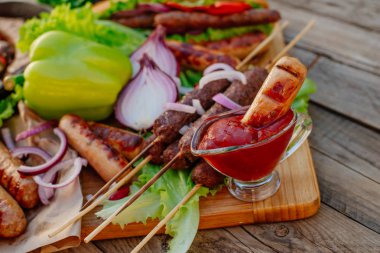 Oktoberfest. Geleneksel Alman sokak gıda, bir aperatif için bira.