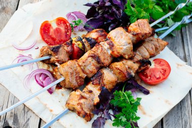 Domuz pide üzerinde sulu şişleri.