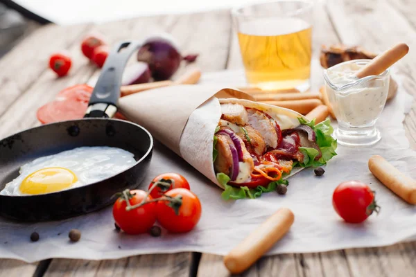  Shaurma ahşap masa, kızarmış yumurta ve bira..