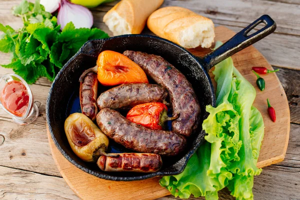 Oktoberfest. Kızarmış kuzu sosis