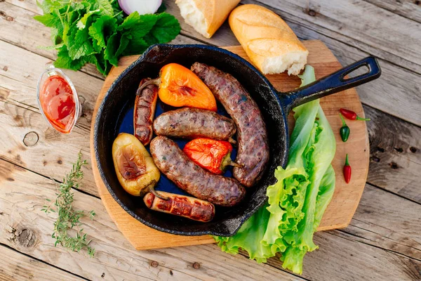 Oktoberfest. Kızarmış kuzu sosis