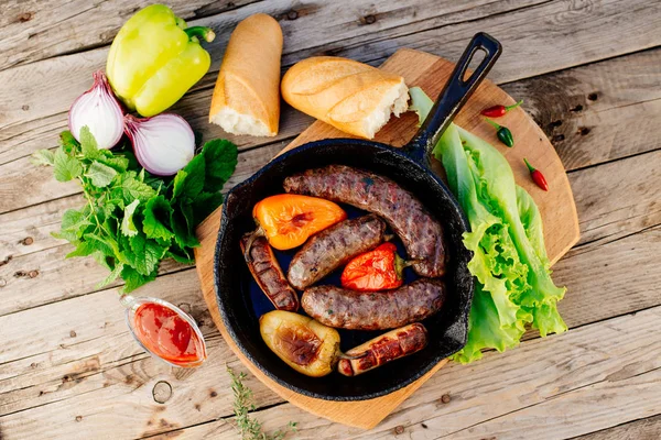 Oktoberfest. Kızarmış kuzu sosis