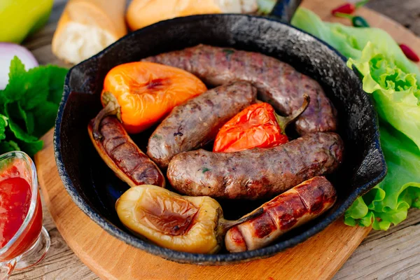 Oktoberfest. Kızarmış kuzu sosis