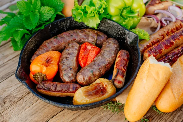 Oktoberfest. Kızarmış kuzu sosis