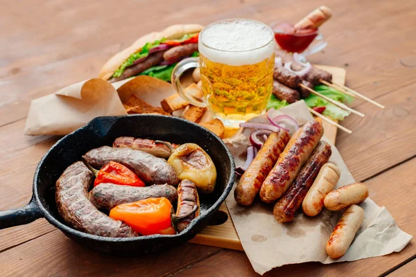 Oktoberfest. Bir bardak bira ve farklı sosis çeşitli ızgarada pişmiş.