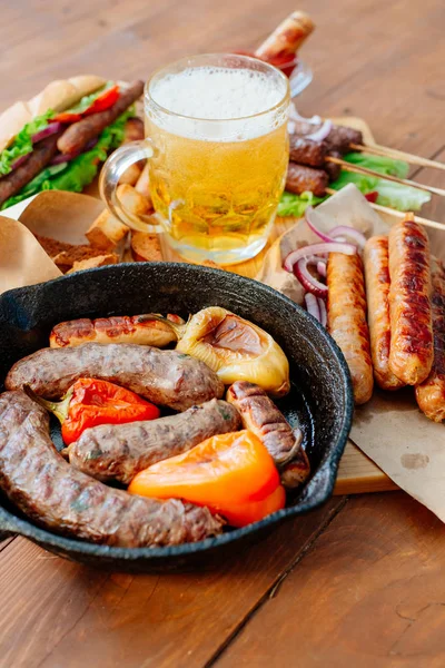 Oktoberfest. Bir bardak bira ve farklı sosis çeşitli ızgarada pişmiş.