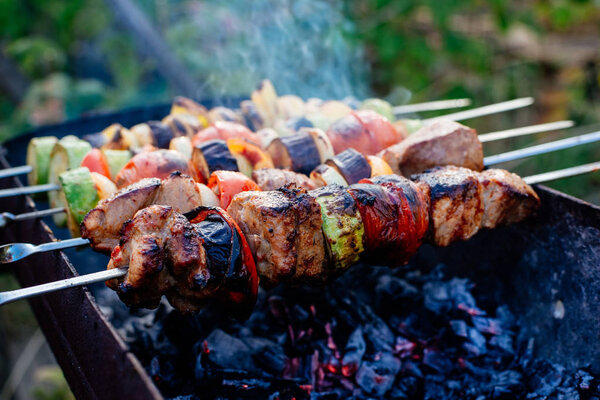 Сочный шашлык на гриле
.