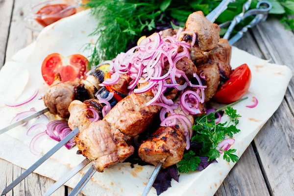 Domuz pide üzerinde sulu şişleri.