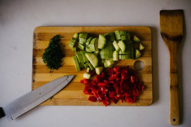 Parçalar halinde dilimlenmiş taze sebze mutfak gemide yalan ve pişmiş olması hazır.
