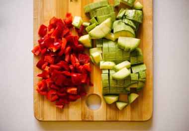 Parçalar halinde dilimlenmiş taze sebze mutfak gemide yalan ve pişmiş olması hazır.